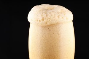 química de la espuma de la cerveza